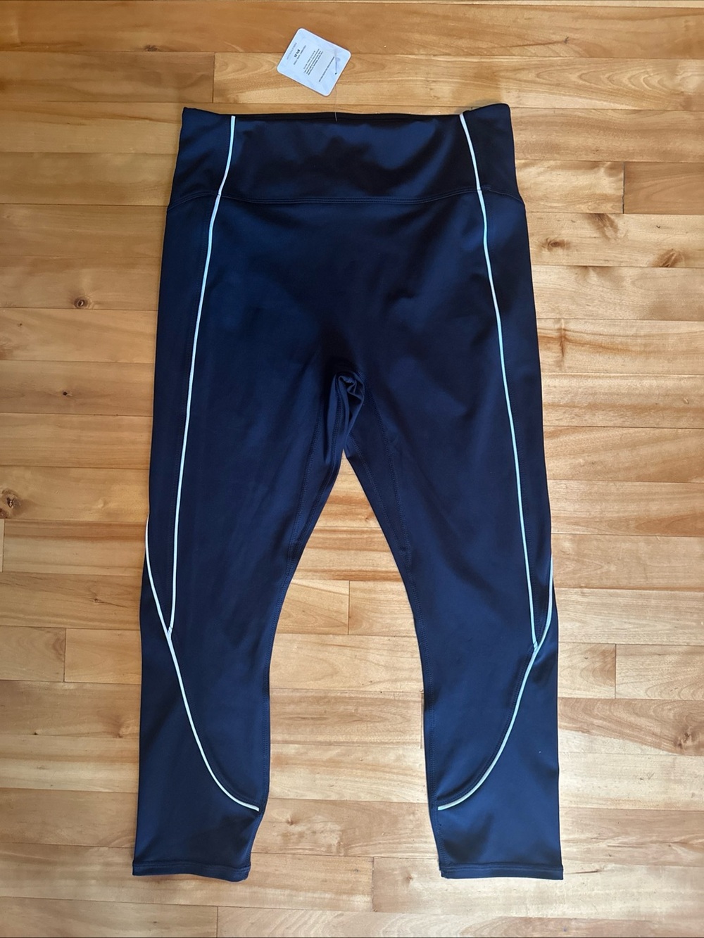 NWT Fabletics Anywhere Motion365 High Waisted Piped Capri Leggings Black L